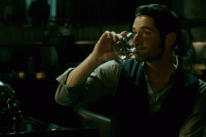 Lucifer Morningstar beve whisky 